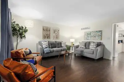 Image de Cozy TownHome 4 Br+Sleeps 10+Mins to Geha