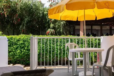 Image de Terrace Room w/ Complimentary Parking - Walk to the Beach | 2 Units