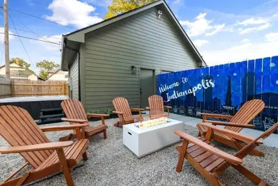 Midwest Moonlight! l Hot Tub, Fire Pit, Arcade!