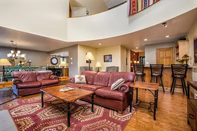 Image de Stunning Mountain Views! ! Newly Remodeled End Unit With Rare Oversized Deck! !