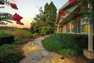 Image de Serene Vineyard Escape with Stunning Valley Views