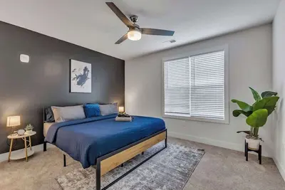 Image de Luxe King 2br Suite Mins to Downtown Durham!