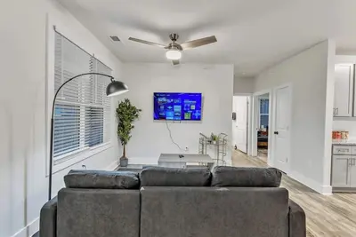 Image de Luxe King 3br Suite Mins to Downtown Durham!