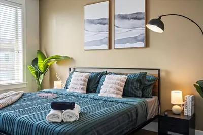 Image de Luxe King 3br Suite Waverly Charlotte!