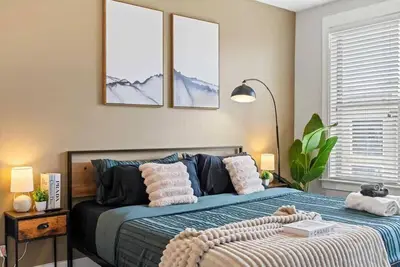 Image de Luxe King 3br in Waverly Charlotte!