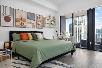 Image de Sky High Downtown Miami Studio with Bay Views Walk to Cruise Port Pool Hot Tub Parking LuxePad