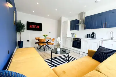 Image de Prestige-Appartement-Salle de bain privée-Vue sur Rue-Free Parking