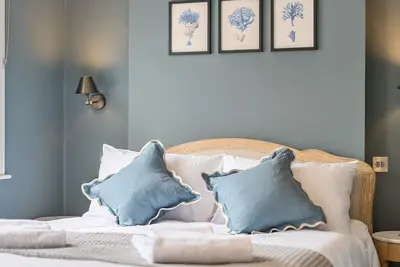 Image de Elegant Central Guildford Home with Castle Views | Pass The Keys