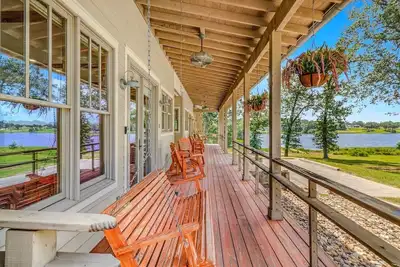 Image de The Lakeside Giddy Up Getaway - Explore Lindale's Wineries and Canton Trade Days