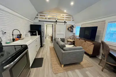 Image de Tiny house monthly rental with small office in central North Charleston with Ac