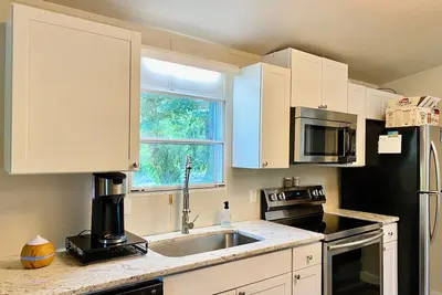 Image de Main channel, Hamilton, fireplace, covered porch, pulldown sun screen, cool water