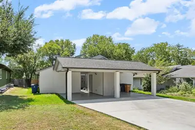 Image de Fully renovated 2-bedroom house with spacious cover patio in Downtown Austin