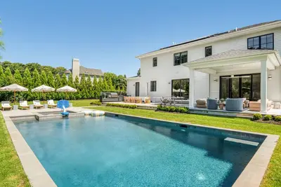 Image de Resort-Style Southampton Escape with Pool, Spa & Tennis, Moments to Beaches