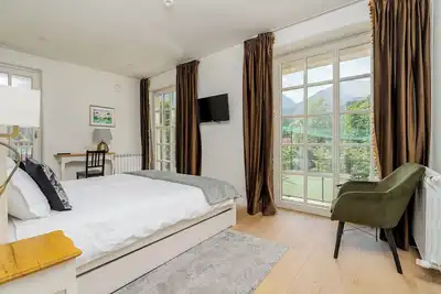 Image de Elegant 6-Bedroom Lodge with Sauna, Hot Tub & Mountain Views near Bran Castle