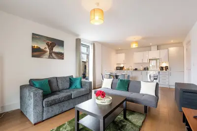 Image de Free Wifi & Netflix, 8 Minute Walk To Elizabeth Line & 15 Min Drive To Heathrow