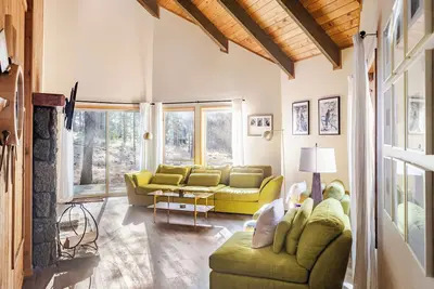 Image de Sunriver Chalet • Minimalist Design • Fireplace • Sleeps 6