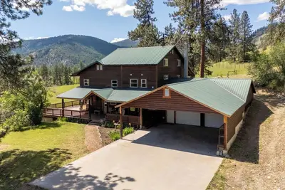 Image de Beautiful 5-bedroom log home with spacious rooms and rustic charm.