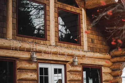 Image de Charming Log Chalet Getaway with Wood Fireplace and Hot Tub – 1 km from Resort