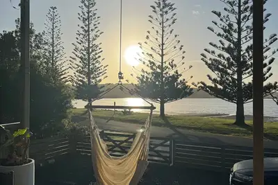 Image de Beautiful, modern 2 bedroom house right on the water in picturesque Hihi.