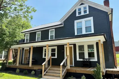 Image de Central Broadway Stay across from the Park & Creek - Shenandoah Valley Treasure!