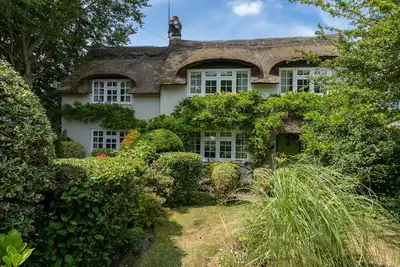 Image de Charming Thatched Cottage Near the Beach