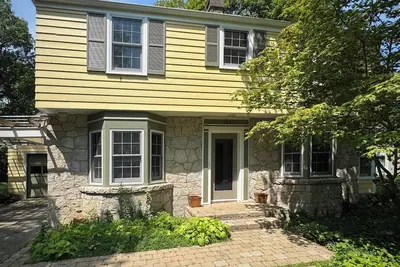 Image de 328 Cherry Close Walk to Downtown and Pool