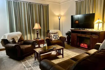 Image de Collosal Craftsman-4 Br, 9 Beds-Sleeps 1 to 14!