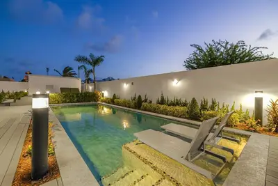 Image de Modern 2ba2br Condo  Pool + Gym Near Palm Beach