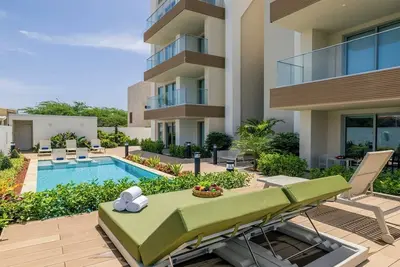 Image de New 2br Condo  Pool, Gym, & Steps from Palm Beach