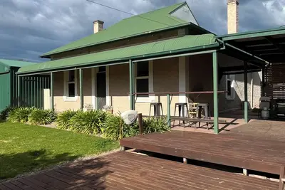 Image de 3 Brm Stone Home & large yard