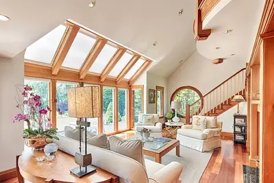 Image de Soothing 4-bedroom house with a built full yard andAC in charming Tisbury