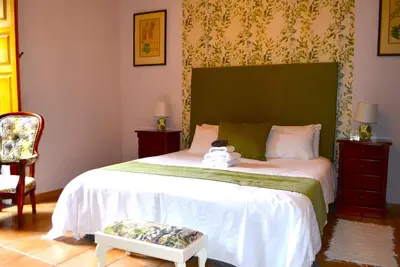 Image de Spacious Family room that can accommodate up to 2 adults and 1 child. En-suite bathroom with shower. There is  a king size bed and a single bed if required. The room has views of the village square.