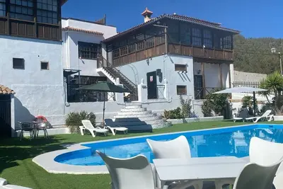 Image de This room is a bunk room with two single bunk beds. The bathroom and showers are shared with the two other bunk rooms. The room has a great view of the village square.