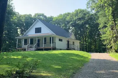 Image de Forget your worries in this serene Modern Farm House.