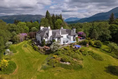 Image de Picturesque country suite located at Lonan Country House & Gardens in Scotland!