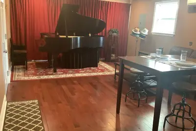 Image de The New Orleans residence of a jazz pianist.