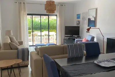 Image de Bright & Spacious 3-Bed Apartment - Pool, Garden, Ac, Walk to Beach, Golf 5 Mins