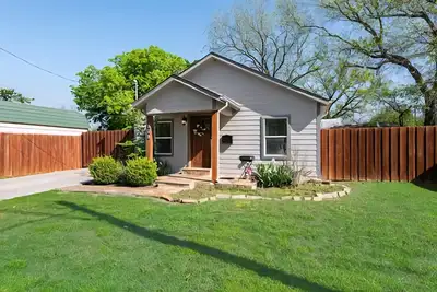 Image de Welcoming cozy where love and light dewll 3-bedroom with Ac in charming McKinney