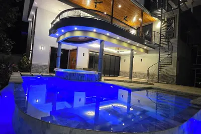 Image de March & April Special! Deluxe estate, only 2min walk to beach, Brand New, Plush!