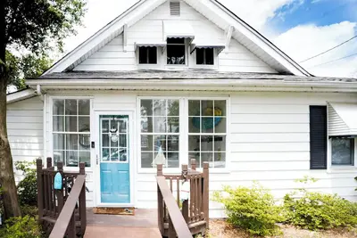 Image de Charming 3-bedroom vintage beach cottage 5 minute walk to the Chesapeake Bay!