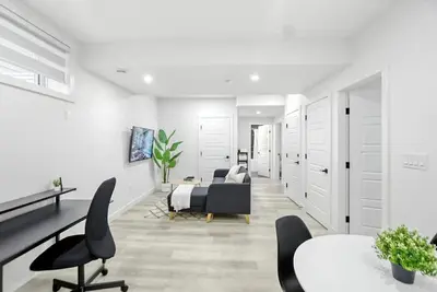 Image de Private 2 Bed 1 Bath Basement Suite in Sw Calgary | Banff Access