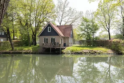 Image de Country house on beautiful waterfront park