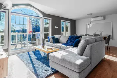 Image de Chalet De l'Escapade hot tub Lakeview kayaks pool table babyfoot!