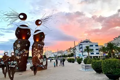 Image de Elegance and calm in front of the sea