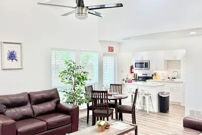 Image de Arlington Entertainment District Home Purple Door