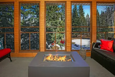 Image de 2-Minute Drive to Jasper National Park | 5 Bedrooms / 4 Bathrooms & 8 Beds