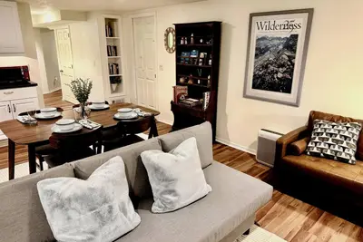 Image de Crow Ridge - 5min from Hollywood Max stop. 1b/1b with private entrance and patio