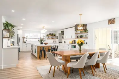 Image de Modern Comfort  Spacious Family Retreat with Gym