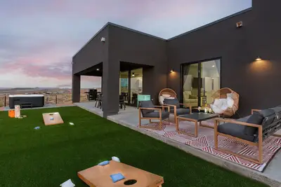 Image de Powell's Edge Retreat - Hot tub+ Boat Garage + Home Gym + Lake Views + Sleeps 20