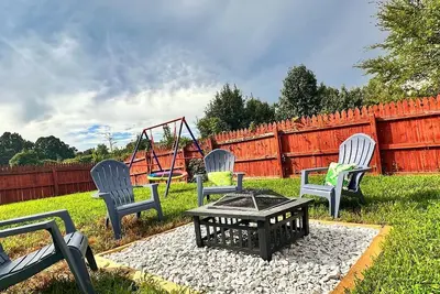 Image de Luxury 3br w King & Queen Beds, Patio, Playground, Uptown Clt, Home w Office